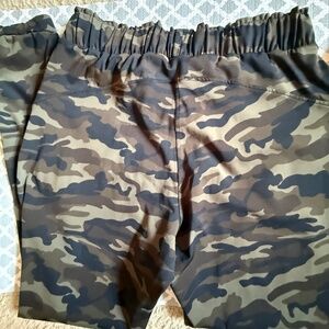 CUTE Women's Camo Joggers Size Medium